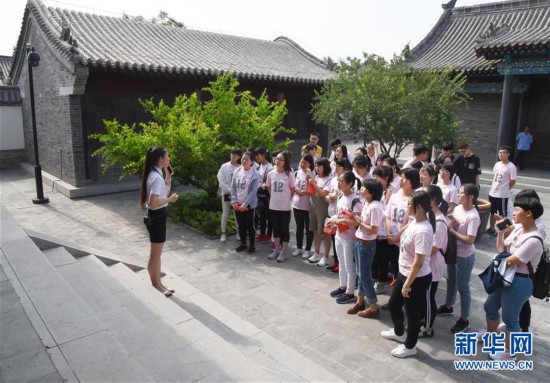 6月10日,河北省河间市第一中学高三学生在当地历史文化景点河间府