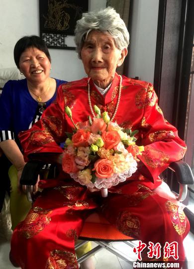 扬州一乡村接生婆百岁庆生 上世纪70年代接生