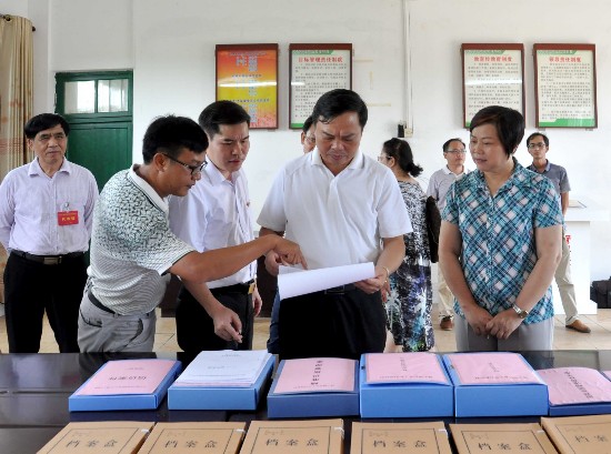 自治区巡查调研组到崇左市巡查扶贫领域监督执