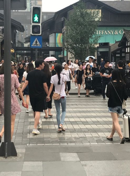 王思聪被豆得儿当街相拥热吻 最后竟拉女友头发结束热吻难道是害羞了?--安徽频道--人民网