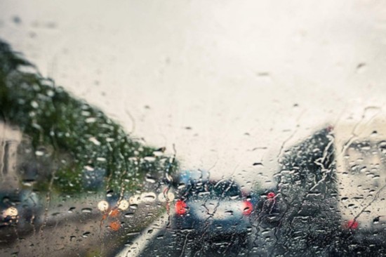 梅雨季驾驶指南收好不谢 上海警方:雨天开车慢