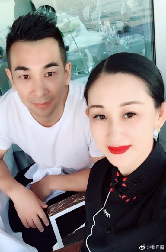7月5日,张丹露在微博晒出多张旅行照,赵文卓与太太多次热吻,十分甜蜜!