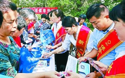 “保险宣传日”保险进北京社区 重大疾病险最受居民关注