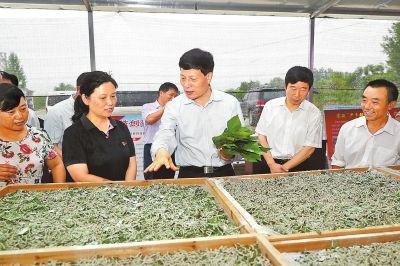 7月7日,省委书记,省人大常委会主任谢伏瞻在信阳市光山县察看产业