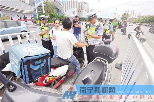 南宁交警整治电动车乱停现象 车主盼增加停车