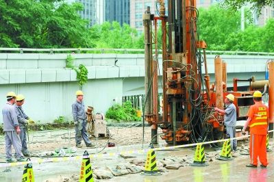 北京：学知桥东侧辅路 地下空洞回填完成