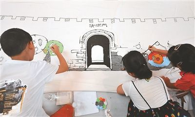 南京30多名儿童在40米长卷轴上手绘明城墙