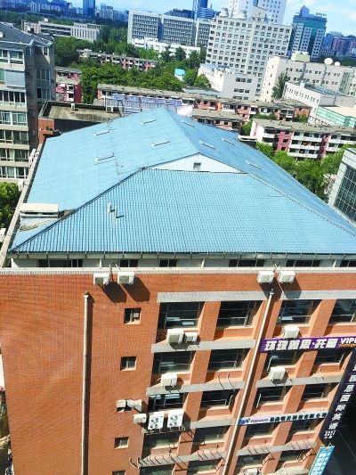 韦伯豪小区 楼顶违建多 蹊跷的"平改坡"