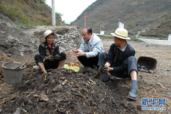 贵州黔西南布依族苗族自治州晴隆县县委书记姜仕坤(中)生前在马场