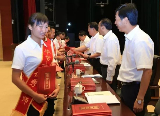 毕节市教育发展暨2017年教师节表彰大会召开