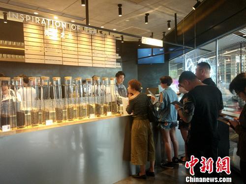 网红奶茶店 黄牛 代购月入万元 商家否认雇人排