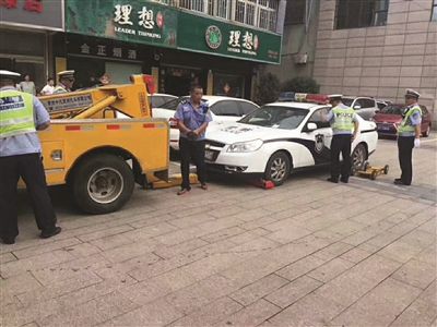 警车大街上违停还拒绝出示驾照 司机百般解释