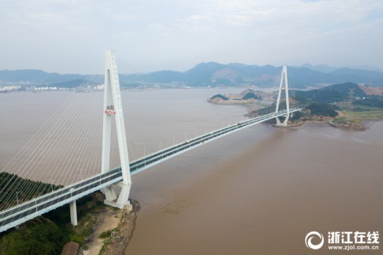 海陆联动激活舟山发展新动力 跨海大桥架起蓝