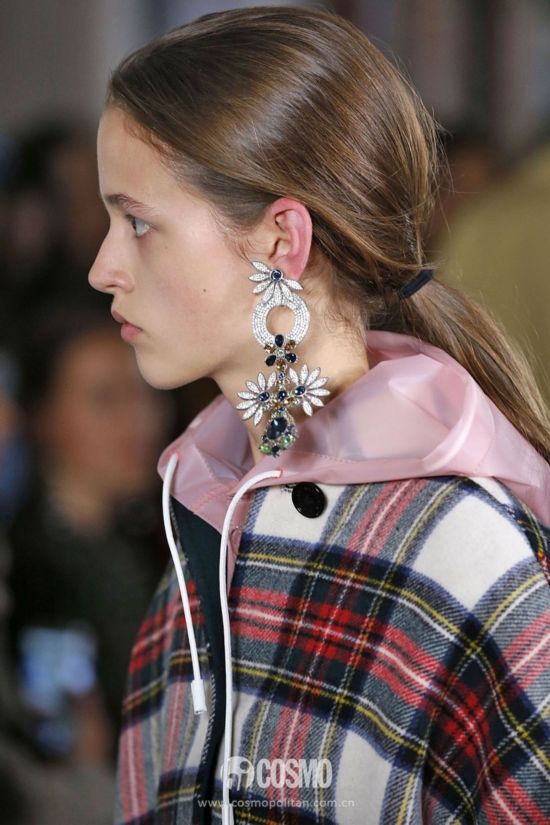 hbz-ss2018-jewelry-runway-burberry-gettyimages-848878698