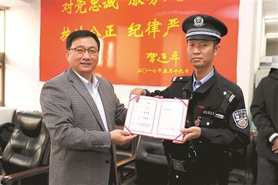 男子上衣带价签 民警查获抢劫犯