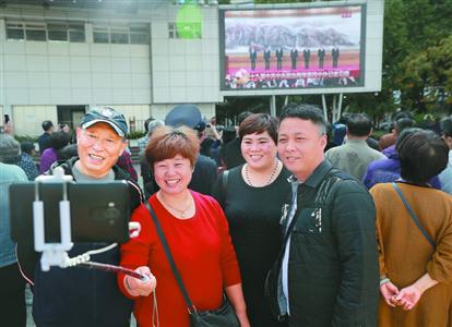 上海廣大黨員干部和群眾表示：拿出勇氣干勁 共創無愧時代業績