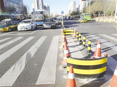 保障行人权益 首府有了二次过街安全岛