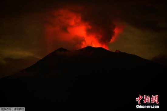 印尼阿贡火山持续喷发夜晚烟雾染红天际