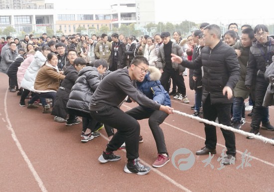 盐城大丰新丰中学拔河比赛活跃校园氛围