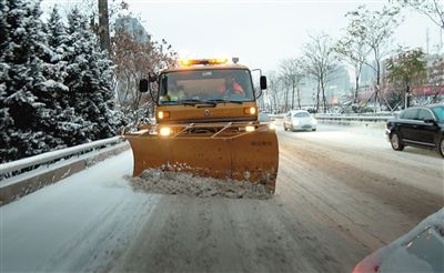 凌晨4时起 千余市政人员街头除雪