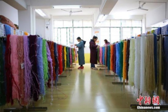 Staff working in a factory on January 6, 2018. [Photo: Chinanews.com] 