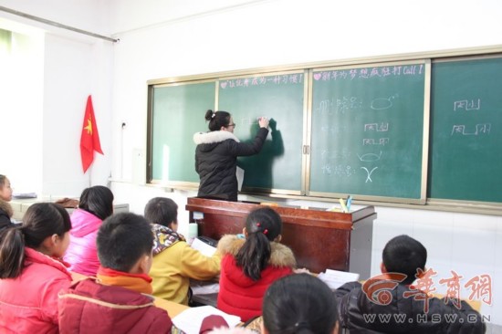 告别吃灰!宝鸡一小学黑板变绿板 粉笔变水笔