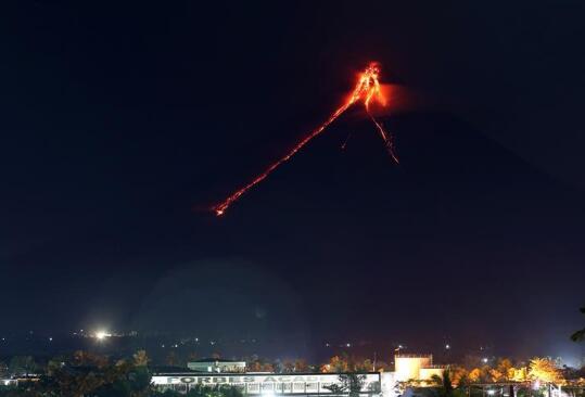 菲律宾马荣火山再喷发 附近村民被迫生死大逃