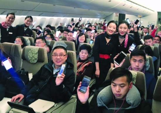 多家航空公司解除使用限制 坐飞机可以玩手机