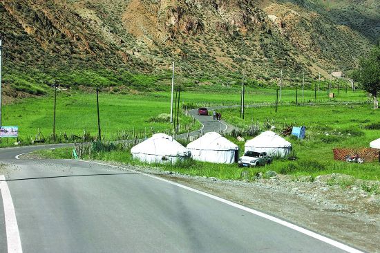 新疆：打造“四好农村路”助力农民奔小康