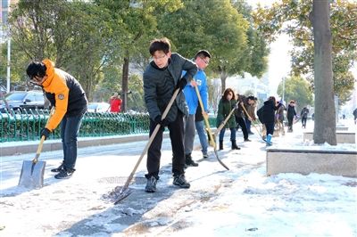 南通海安县级机关1200余名干部职工上街扫雪