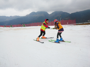 记者从云南鸿源冰雪娱乐有限公司获悉,昆明轿子雪山国际滑雪场于