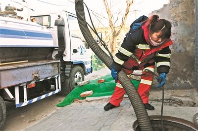 29岁女掏粪工一干就是8年 一人脏换来万家净