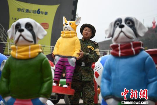 重庆卡通狗雕塑着彩色服饰扮酷