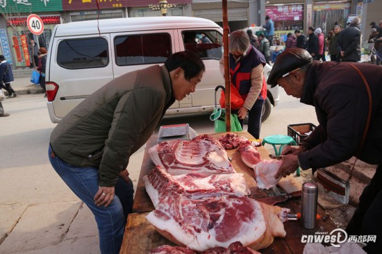 长安老农好有才 编顺口溜卖自家养的年猪肉