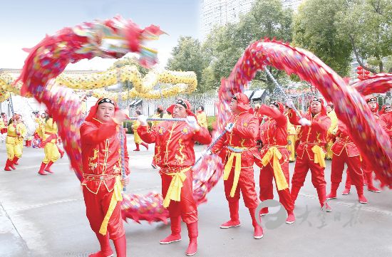 春节期间盐城大丰民俗踩街闹新春