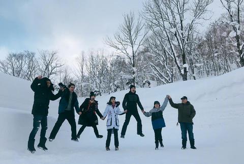 黄晓明一家三口雪地牵手 小海绵暴风长高露背