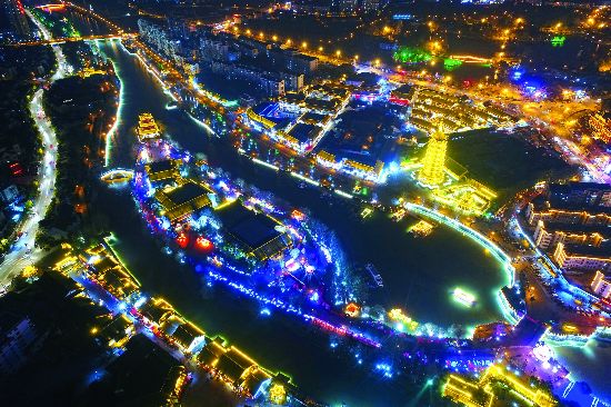 昨日,航拍新春灯会中的淮安里运河两岸城市风光.