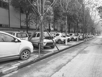 武汉:百余辆违停共享电动汽车全部清离还路于