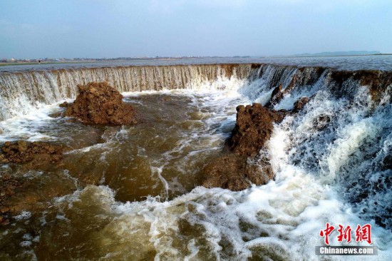 江西鄱阳湖湿地现“瀑布”景观