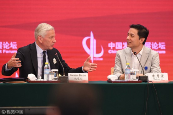 Baidu founder Robin Li (Right), alongside Dominic Barton, global managing partner of consultancy McKinsey & Co, attending the China Development Forum in Beijing, March 26, 2018. [Photo: VCG]