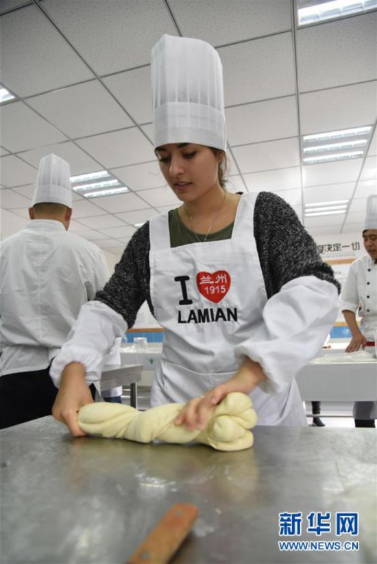 兰州牛肉拉面学校里的洋学生