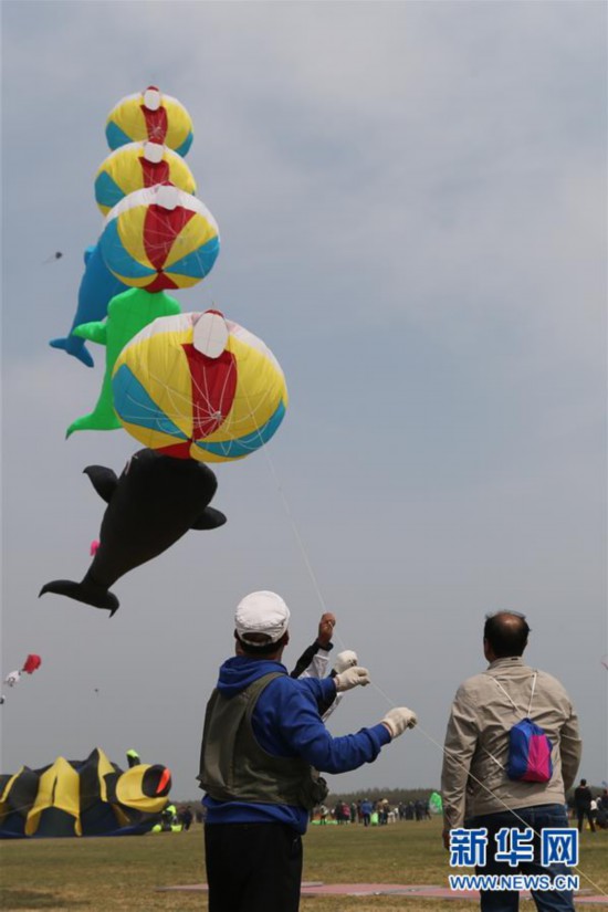 4月21日,风筝爱好者在第35届潍坊国际风筝会开幕式现场放飞风筝.