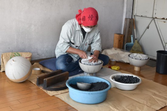 三重县熊野市迎来烟花制作旺季6月将达到1万发