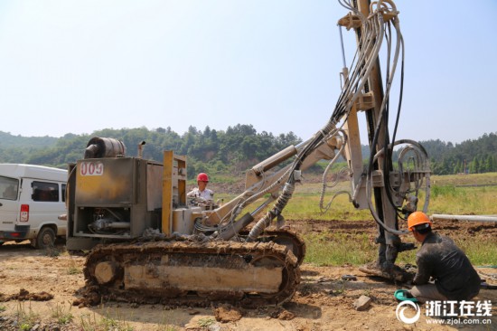 湖州:废矿坑里开建光伏发电站