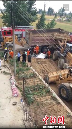河南方城县大货车与小轿车相撞致6人死亡(图)