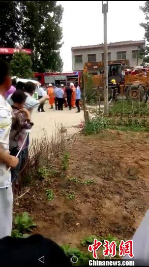 河南方城县大货车与小轿车相撞致6人死亡(图)