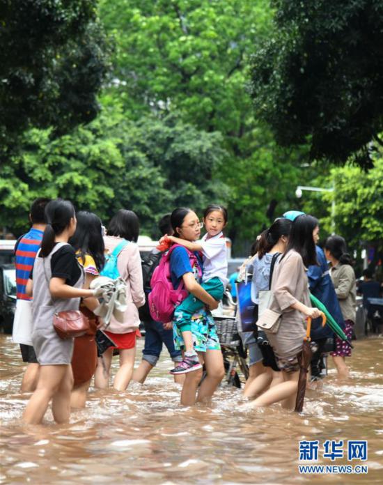 台风艾云尼携雨袭广州