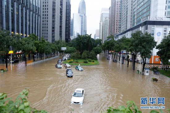 台风艾云尼携雨袭广州