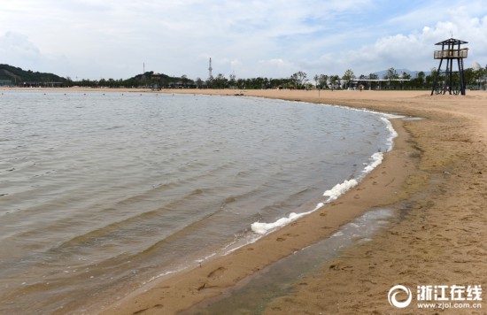 海涂铺沙 宁波北仑春晓一湾清水配上万人沙滩