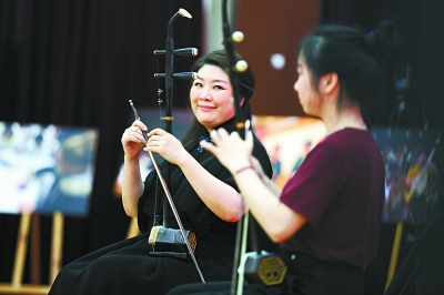 二胡演奏家宋飞为同学们献艺.本报记者 方非摄